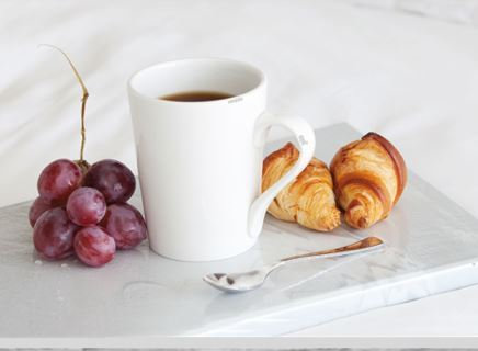 Fruta, café y bollería