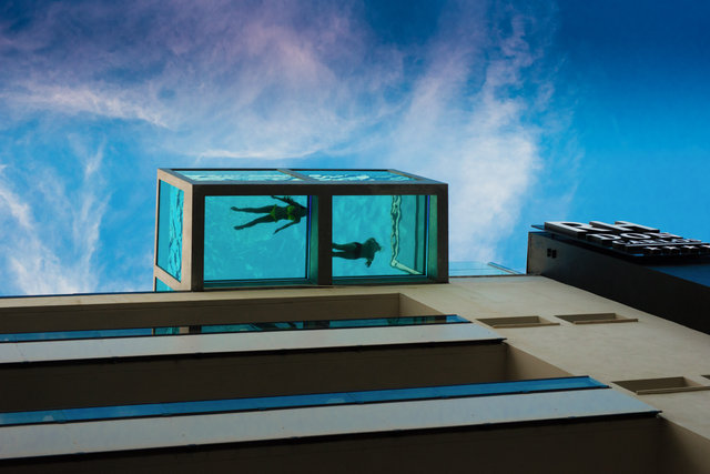 Piscina suspendida de cristal